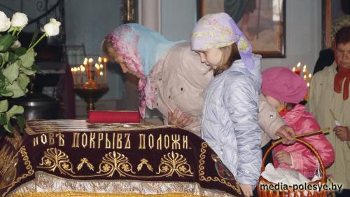 Тысячи лунинчан пришли в храмы, чтобы освятить куличи и пасхальные яйца