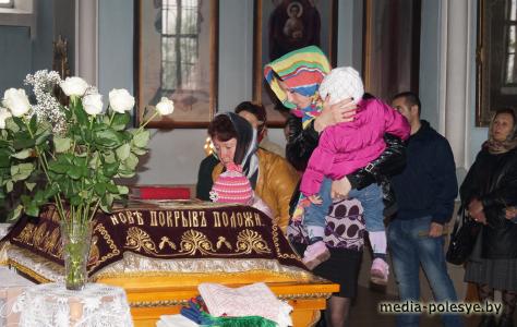 Тысячи лунинчан пришли в храмы, чтобы освятить куличи и пасхальные яйца