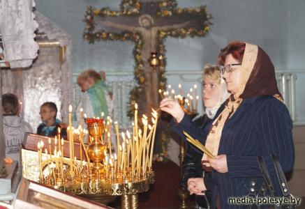Тысячи лунинчан пришли в храмы, чтобы освятить куличи и пасхальные яйца