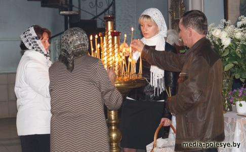 Тысячи лунинчан пришли в храмы, чтобы освятить куличи и пасхальные яйца