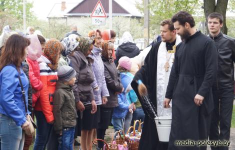 Тысячи лунинчан пришли в храмы, чтобы освятить куличи и пасхальные яйца