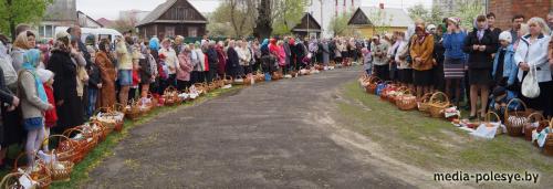 Тысячи лунинчан пришли в храмы, чтобы освятить куличи и пасхальные яйца