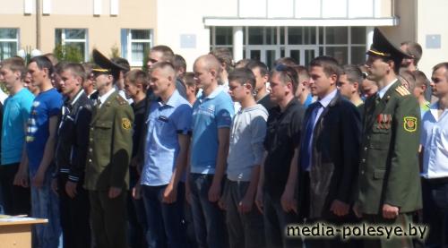 В канун Дня Победы около 100 ребят Столинщины получили повестки в армию