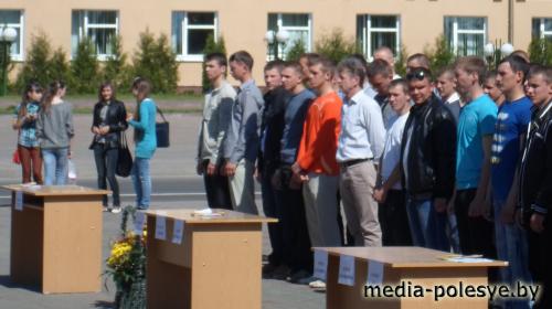 В канун Дня Победы около 100 ребят Столинщины получили повестки в армию