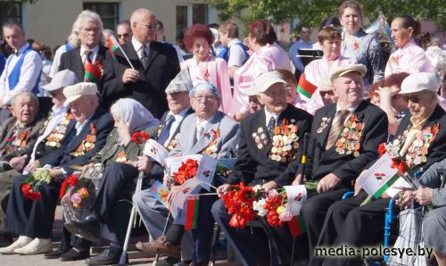 Над Лунинцем звучал майский вальс Над Лунинцем звучал майский вальс