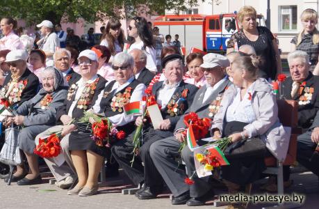 Над Лунинцем звучал майский вальс Над Лунинцем звучал майский вальс