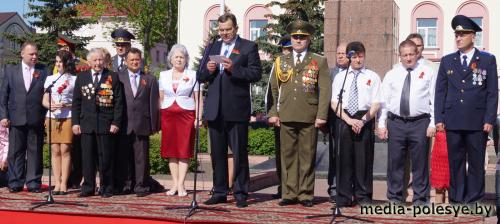 Над Лунинцем звучал майский вальс Над Лунинцем звучал майский вальс