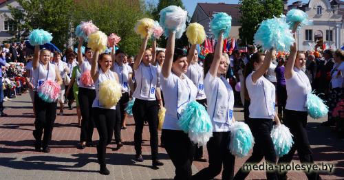 Над Лунинцем звучал майский вальс Над Лунинцем звучал майский вальс