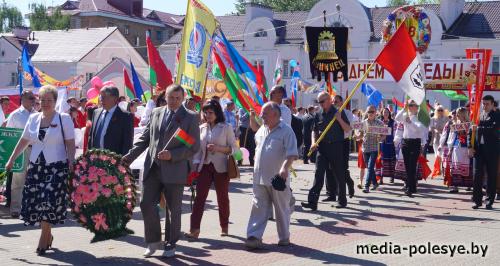 Над Лунинцем звучал майский вальс Над Лунинцем звучал майский вальс