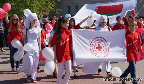 Над Лунинцем звучал майский вальс Над Лунинцем звучал майский вальс