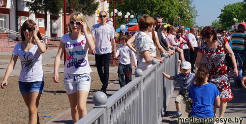 Над Лунинцем звучал майский вальс Над Лунинцем звучал майский вальс