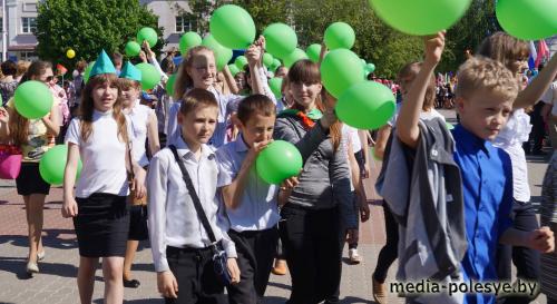 Над Лунинцем звучал майский вальс Над Лунинцем звучал майский вальс