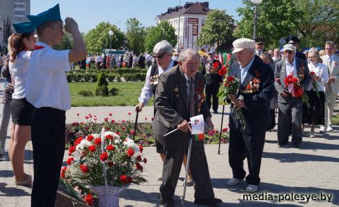 Над Лунинцем звучал майский вальс Над Лунинцем звучал майский вальс