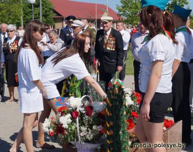 Над Лунинцем звучал майский вальс Над Лунинцем звучал майский вальс