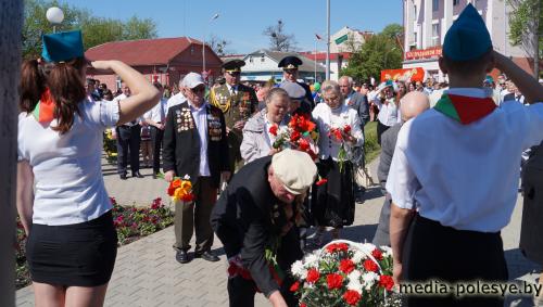Над Лунинцем звучал майский вальс Над Лунинцем звучал майский вальс