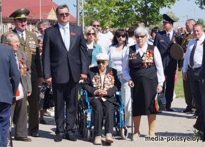 Над Лунинцем звучал майский вальс Над Лунинцем звучал майский вальс