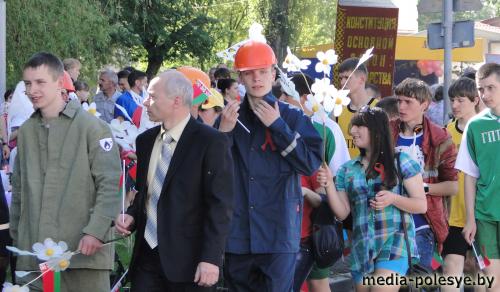 Над Лунинцем звучал майский вальс Над Лунинцем звучал майский вальс