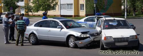 ДТП на перекрёстке Красной и Блока в Лунинце
