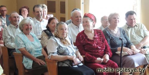 В одной из школ Столинского района звонок прозвенел для выпускников, которым за 75