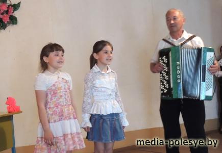 В одной из школ Столинского района звонок прозвенел для выпускников, которым за 75