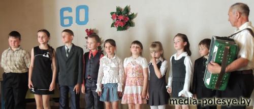 В одной из школ Столинского района звонок прозвенел для выпускников, которым за 75