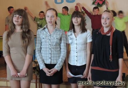 В одной из школ Столинского района звонок прозвенел для выпускников, которым за 75