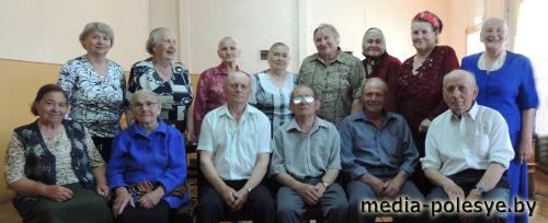 В одной из школ Столинского района звонок прозвенел для выпускников, которым за 75