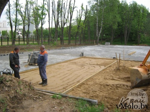 Построена автостоянка возле волейбольной площадки в парке