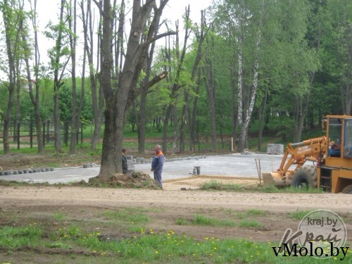 Построена автостоянка возле волейбольной площадки в парке