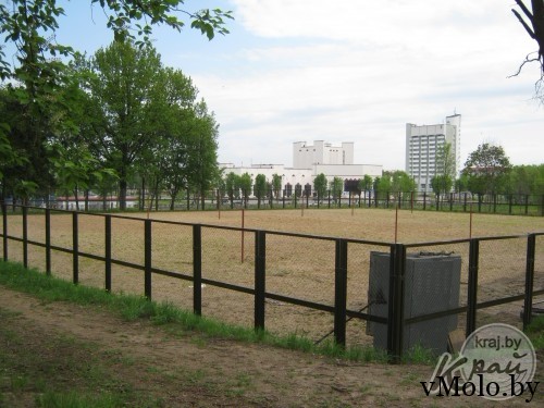 Построена автостоянка возле волейбольной площадки в парке