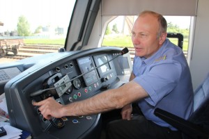 “Рельсовый автобус прибыл на первый путь” “Рельсовый автобус прибыл на первый путь”