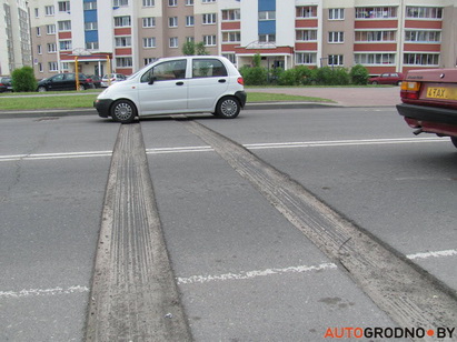 На улице Кабяка в Гродно устанавливают “лежачих полицейских”