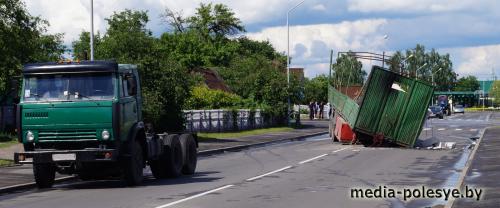 В Лунинце при съезде с путепровода от КамАЗа оторвался прицеп