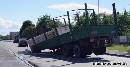 В Лунинце при съезде с путепровода от КамАЗа оторвался прицеп
