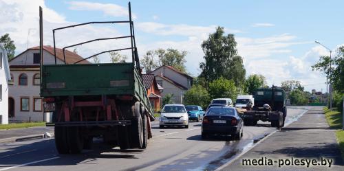 В Лунинце при съезде с путепровода от КамАЗа оторвался прицеп