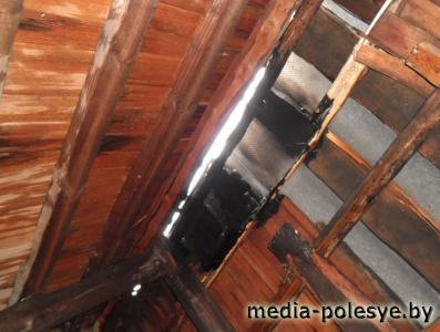 Молния прожгла крышу дома в Богдановке