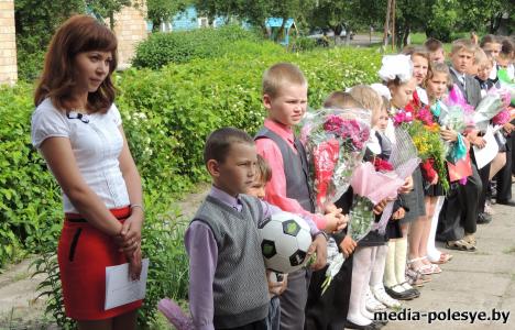 Для выпускников школ прозвенел последний звонок