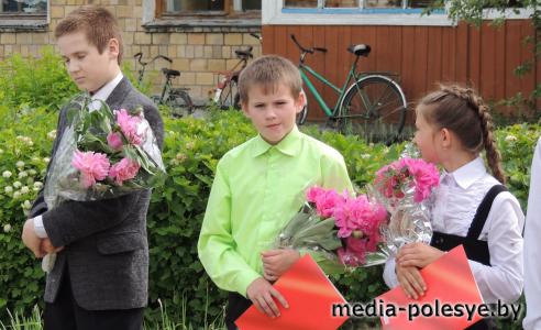 Для выпускников школ прозвенел последний звонок