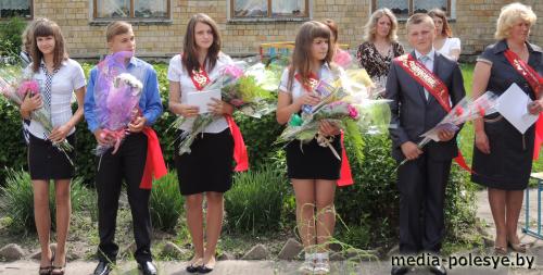 Для выпускников школ прозвенел последний звонок