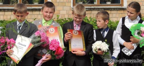 Для выпускников школ прозвенел последний звонок