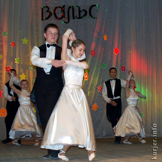 Самое страшное в вальсе уронить девушку, оттоптать ноги партнёру и потерять балетки