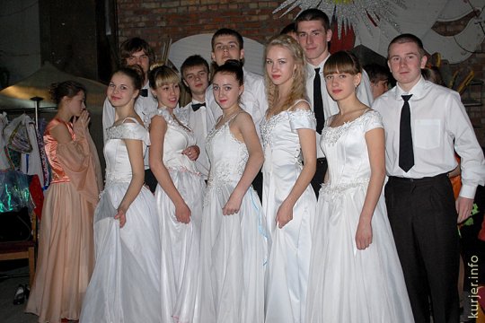 Самое страшное в вальсе уронить девушку, оттоптать ноги партнёру и потерять балетки