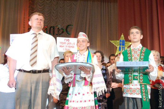 Самое страшное в вальсе уронить девушку, оттоптать ноги партнёру и потерять балетки