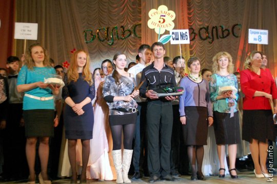 Самое страшное в вальсе уронить девушку, оттоптать ноги партнёру и потерять балетки