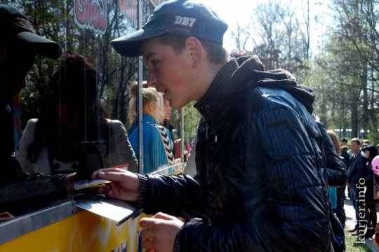 Фотоокна. 01.05.13. Первомай в парке