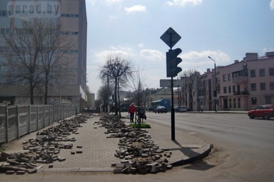 На Пионерской в Могилёве разбирают тротуары (фото)