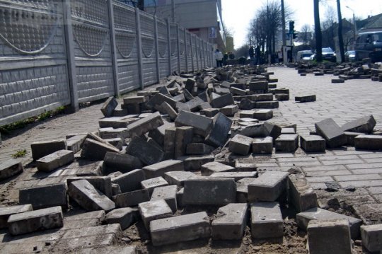 На Пионерской в Могилёве разбирают тротуары (фото)