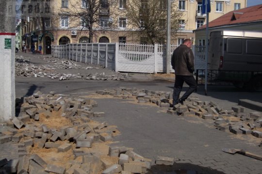 На Пионерской в Могилёве разбирают тротуары (фото)