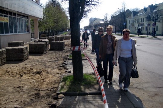 На Пионерской в Могилёве разбирают тротуары (фото)