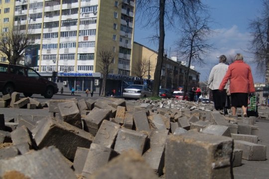 На Пионерской в Могилёве разбирают тротуары (фото)